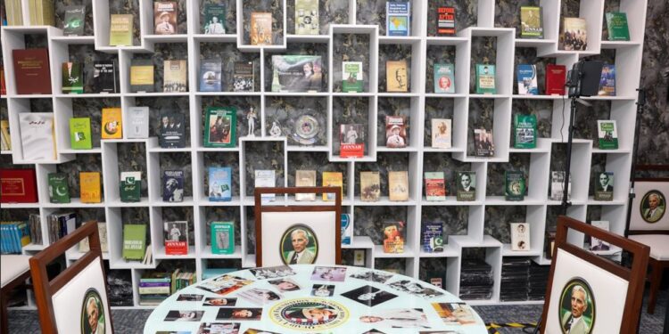 سابق وفاقی وزیر انیق احمد کا جناح لائبریری کا دورہ